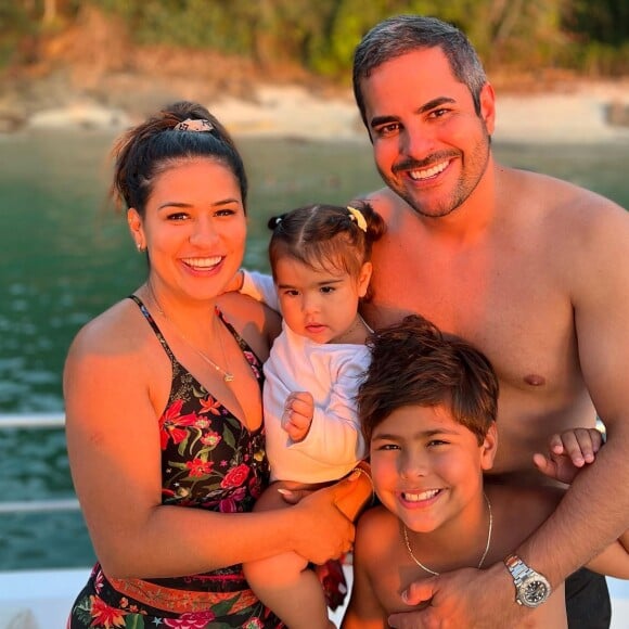 Marido de Simone, Kaká Diniz publicou uma foto da família e um desabafo