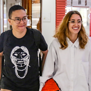 Maria Gadú faz rara aparição ao lado da namorada em shopping do Rio