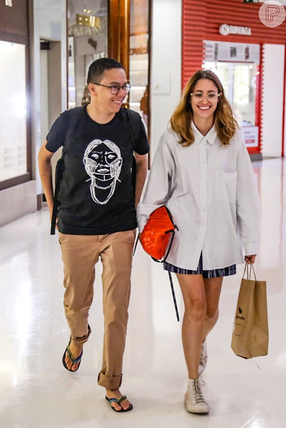 Maria Gadú passeia ao lado de namorada em um shopping da Zona Sul