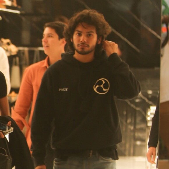 Na quarta, Bruna Marquezine e Xolo Maridueña passearam por um shopping no Rio