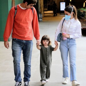 Filha de Tatá Werneck e Rafael Vitti, Clara Maria chama atenção durante passeio em shopping