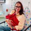 Mulher de Juliano Cazarré, Letícia passa todo o tempo com a filha no hospital