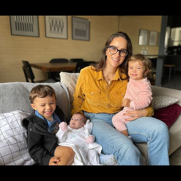 Os filhos mais novos de Juliano Cazarré já conheceram a irmã caçula