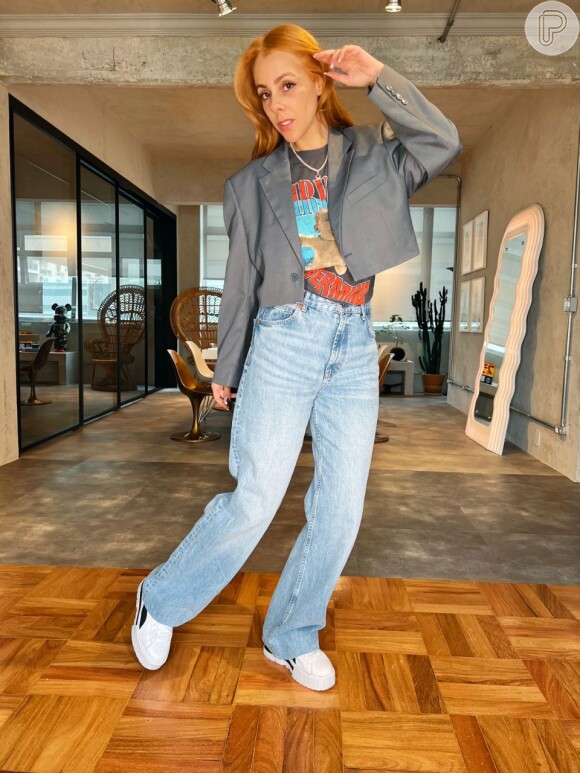 Consultora de moda, Anna Boogie usa calça jeans, camiseta de banda, tênis com plataforma e blazer cropped