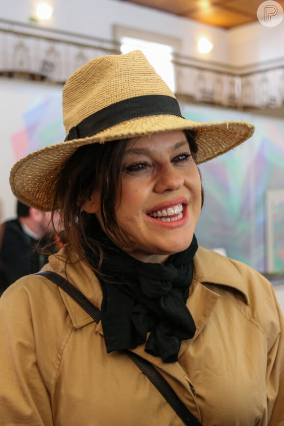 A atriz Bárbara Paz é fã de chapéus e apostou nessa peça em diferentes looks no Festival de Gramado 2022