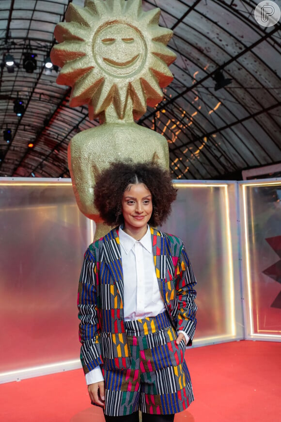 Gabriela Correa usou conjunto estampado com camisa social branca No Festival de Gramado 2022,