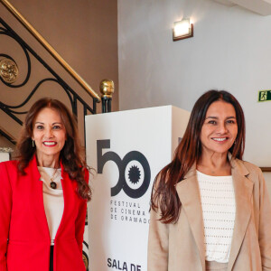 A presidente da GramadoTur, Rosa Helena Volk, posa com a atriz e e curadora do Festival de Gramado Dira Paes
