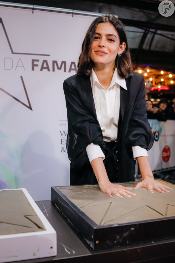 A atriz Julia Dalavia elegeu look elegante em preto e branco para Festival de Gramado 2022 e deixou suas mãos na calçada da fama do evento de cinema