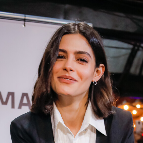 A atriz Julia Dalavia elegeu look elegante em preto e branco para Festival de Gramado 2022 e deixou suas mãos na calçada da fama do evento de cinema