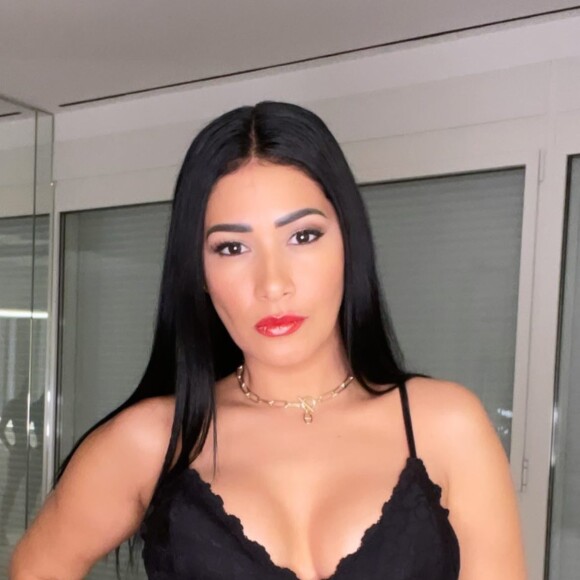 Resposta aos haters? Que nada! Horas depois, Simaria voltou a aparecer só de calcinha e sutiã no Twitter e demonstrou, com muito bom humor, todo o amor próprio