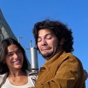 Bruna Marquezine e Xolo Maridueña visitaram o Cristo Redentor juntos