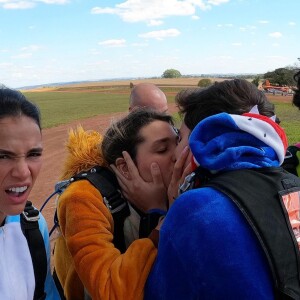 Bruna Marquezine faz cara de reprovação, enquanto Xolo Maridueña abre um sorrisão diante do beijo de Sasha e João Figueiredo