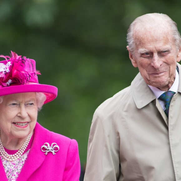 Rainha Elizabeth II jantava com o marido, Príncipe Philip, quando foi surpreendida de forma pouquíssimo agradável