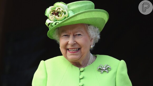 Rainha Elizabeth II escreveu em bilhete: 'Encontrei isso aqui na salada. Vocês poderiam comer?'