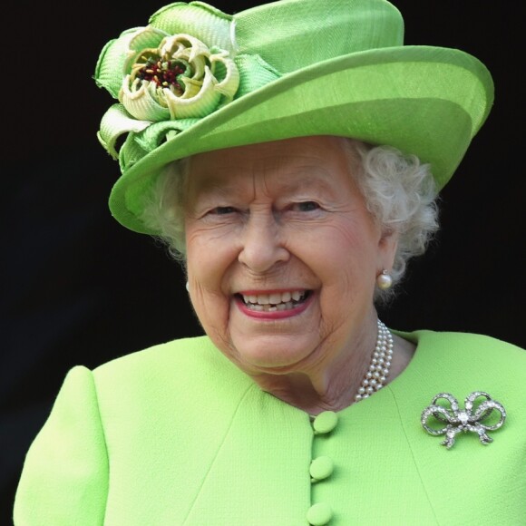 Rainha Elizabeth II escreveu em bilhete: 'Encontrei isso aqui na salada. Vocês poderiam comer?'