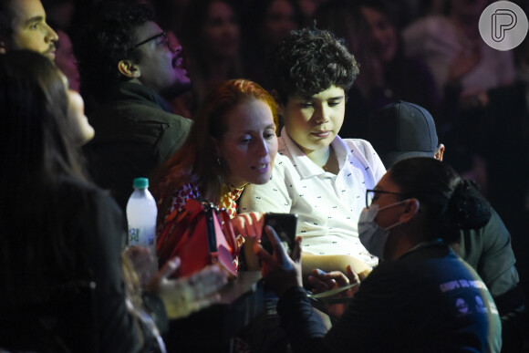 Filho de Wanessa Camargo acompanha mãe no show de Sandy