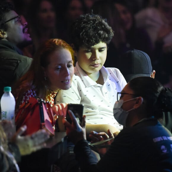 Filho de Wanessa Camargo acompanha mãe no show de Sandy