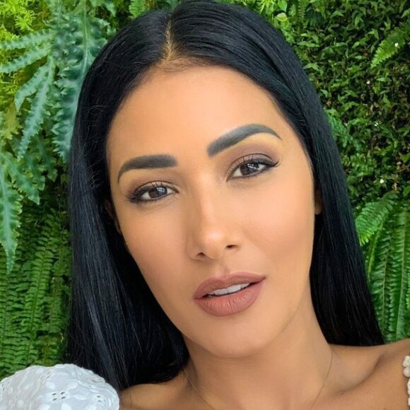 Simaria Mendes posta foto decotada em meio a rumores de affair com ator mexicano, em 20 de agosto de 2022