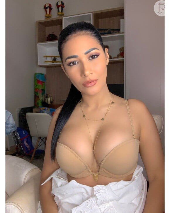 Simaria Mendes exibe decote em foto de lingerie