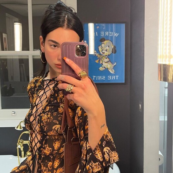 Tendência cut out também aparece em look casuais de Dua Lipa