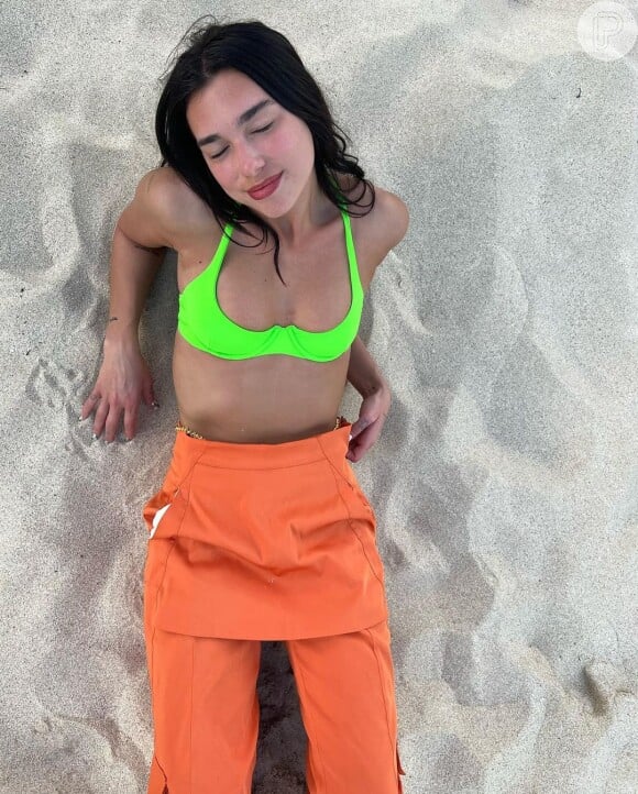A moda praia de Dua Lipa é repleta de cores marcantes
