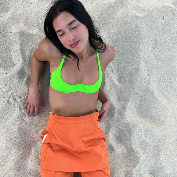 A moda praia de Dua Lipa é repleta de cores marcantes