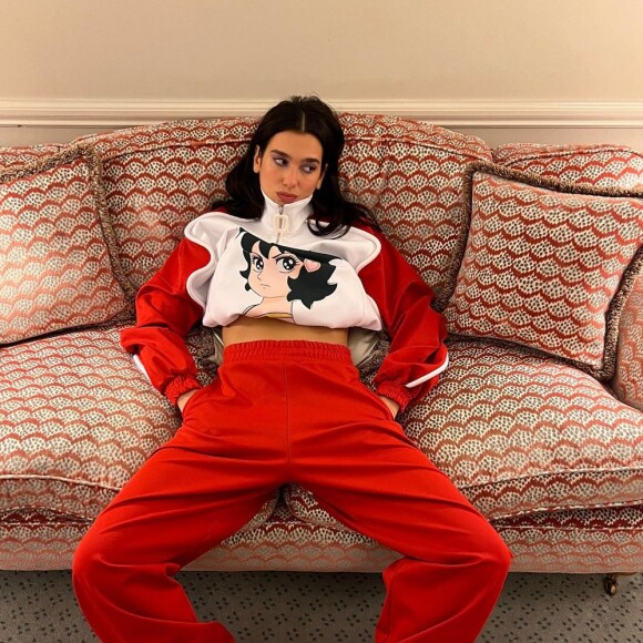 O conforto é palavra-chave do armário de Dua Lipa