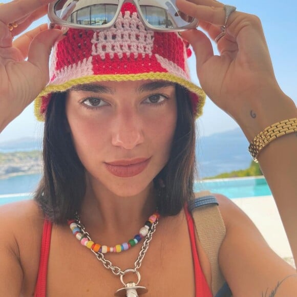 Os acessórios coloridos e marcantes são essenciais no armário de Dua Lipa