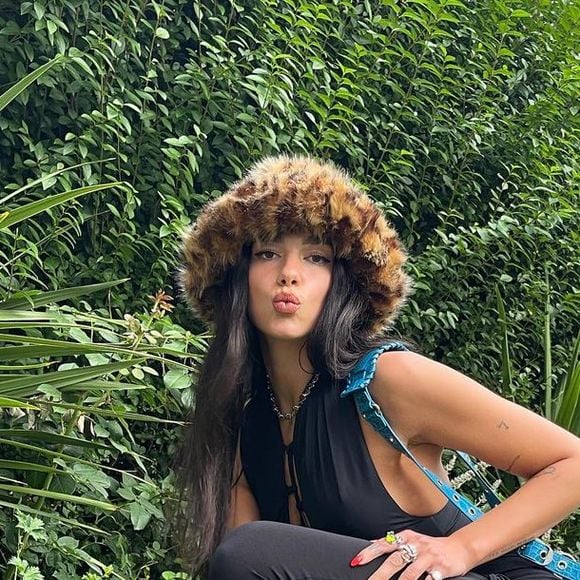 Dua Lipa faz 27 anos! Sete tendências de moda da cantora para copiar e ter um look + estiloso