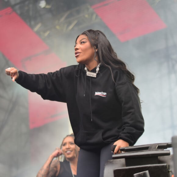 Com problemas técnicos, Ludmilla deixou o palco no Farraial, em São Paulo