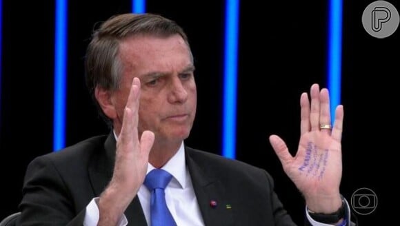 Cola na mão de Jair Bolsonaro também chamou atenção nas redes sociais