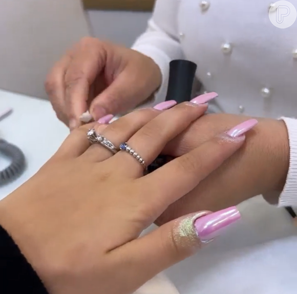 Larissa Manoela pintou as unhas na trend do "Barbiecore"