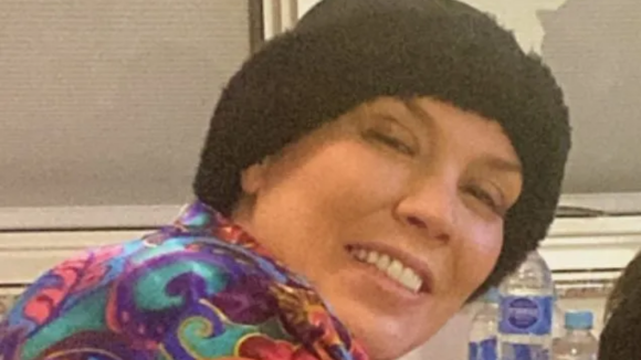 Simony adota laces em tratamento contra câncer: 'O meu cabelo tá super ralinho'