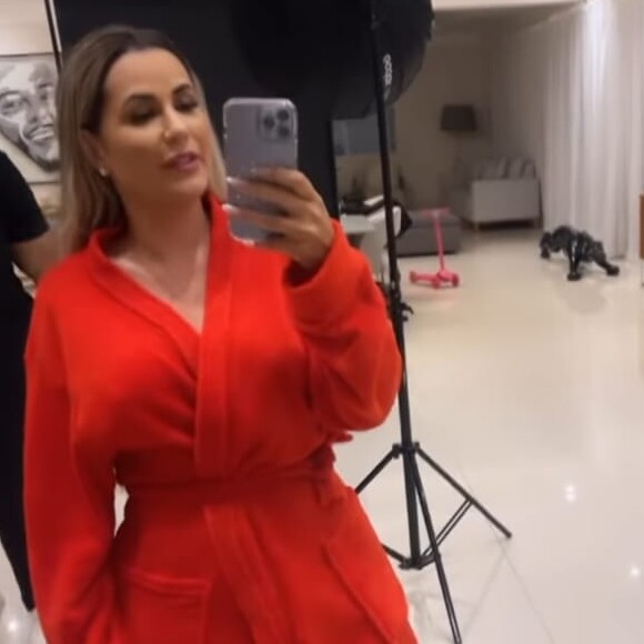 Deolane Bezerra surgiu de roupão durante ensaio de fotos