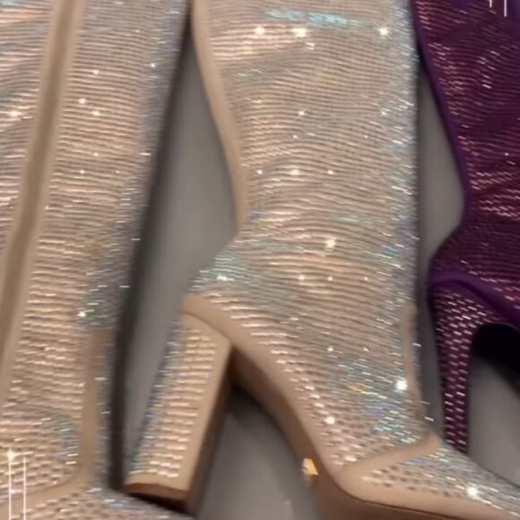 Deolane Bezerra mostrou várias botas brilhosas usadas em ensaio