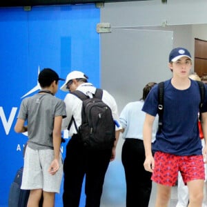 Joaquim, filho de Luciano Huck e Angélica, em flagra no aeroporto