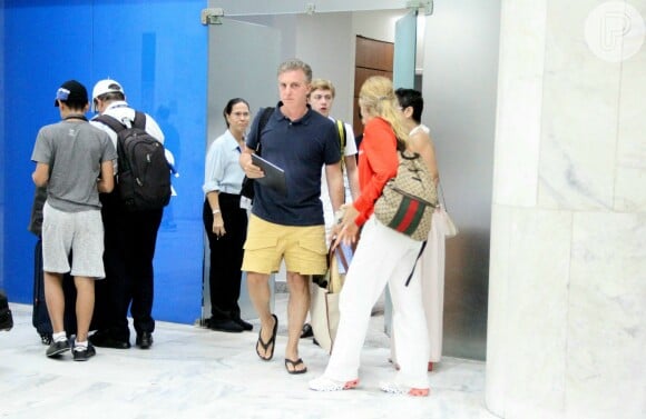 Angélica e Luciano Huck desembarcaram com looks despojados em aeroporto