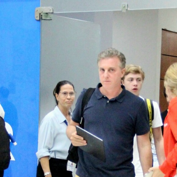 Angélica e Luciano Huck desembarcaram com looks despojados em aeroporto