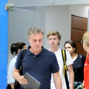 Angélica e Luciano Huck estavam acompanhado dos três filhos, Joaquim, de 17 anos, Benício, de 14, e Eva, de 9