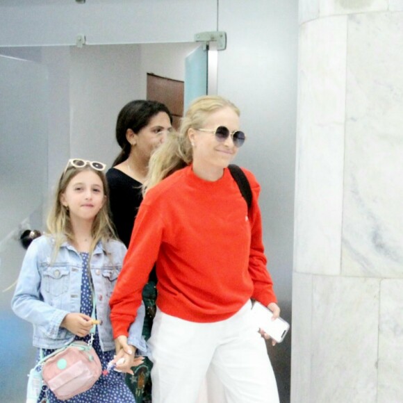 Angélica e a filha, Eva, esbanjaram simpatia em aeroporto