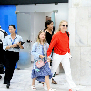 Angélica e Eva sorriram quando perceberam a presença do paparazzo