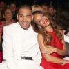 Rihanna e o namorado, o rapper Chris Brown, durante o Grammy 2013, em fevereiro de 2013