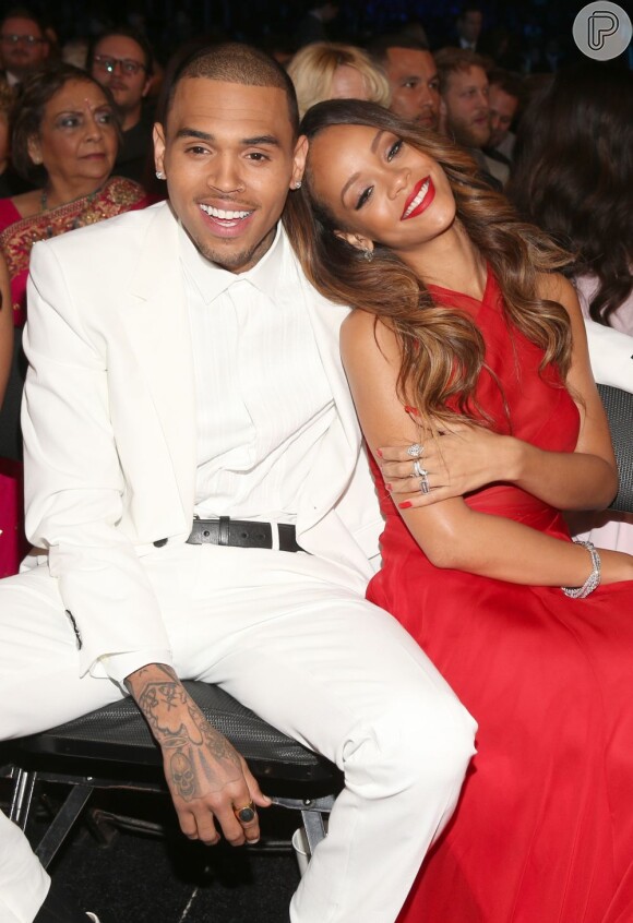 Rihanna e o namorado, o rapper Chris Brown, durante o Grammy 2013, em fevereiro de 2013