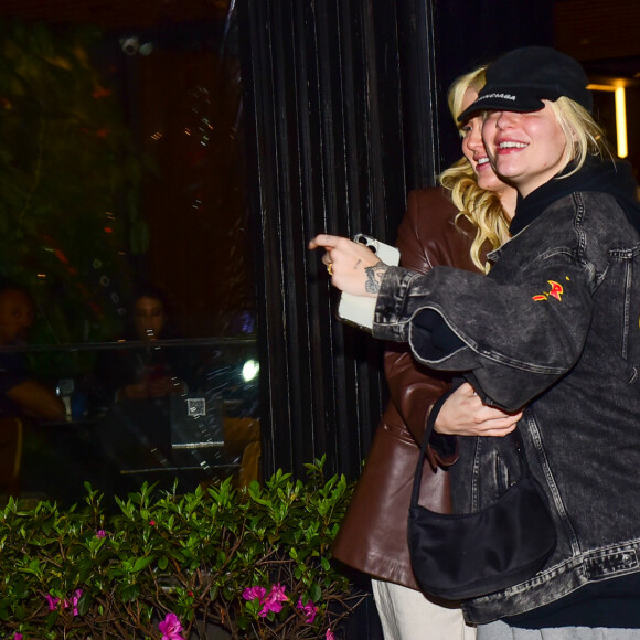 Luísa Sonza agiu com a simpatia de costume na saída do restaurante