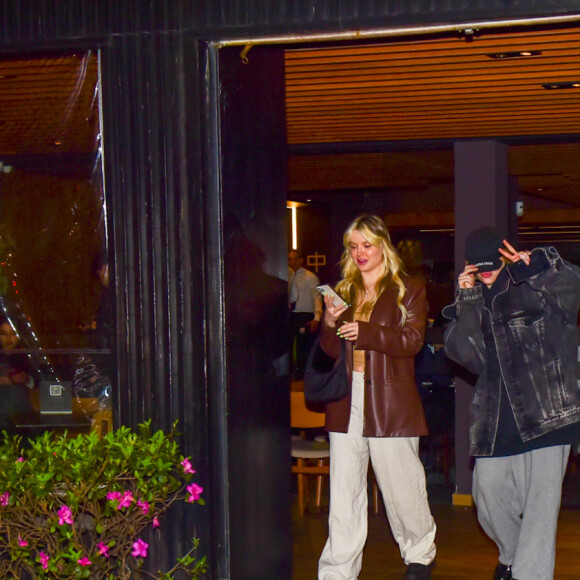 Sem maquiagem, Luísa Sonza brincou de esconder o rosto para evitar o flagra