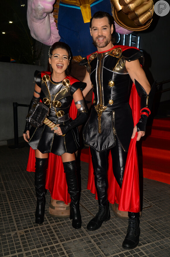 Paula Fernandes e o namorado, Rony Ceconello, se vestiram de Thor em festa de aniversário da cantora em restaurante de São Paulo