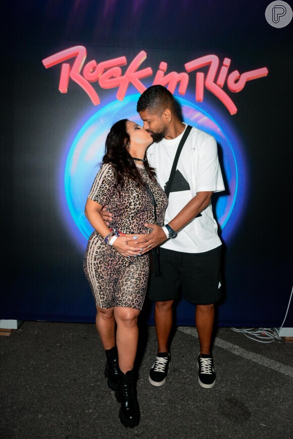 Viviane Araújo, grávida de 9 meses, troca beijo com o marido, Guilherme Militão, no Rock in Rio