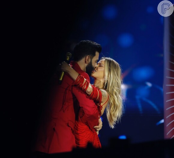 Andressa Suita e Gusttavo Lima deixaram a discrição de lado e trocaram beijos no palco