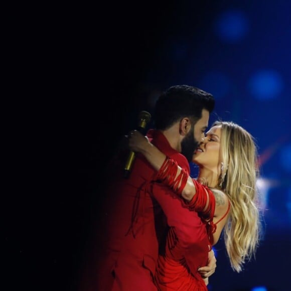 Andressa Suita e Gusttavo Lima deixaram a discrição de lado e trocaram beijos no palco