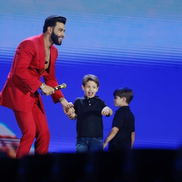 Filhos de Andressa Suita e Gusttavo Lima, Gabriel e Samuel também marcaram presença no show